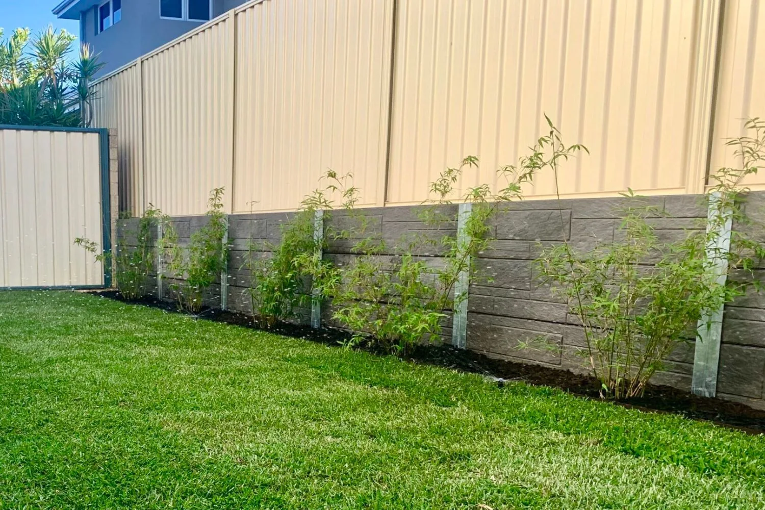 Concrete sleeper retaining wall